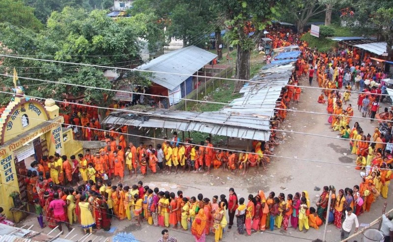 devotees line in temple